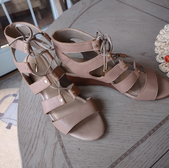 Reba Gladiator Sandals. Like New. Size 7.5 - Picture 1 of 8